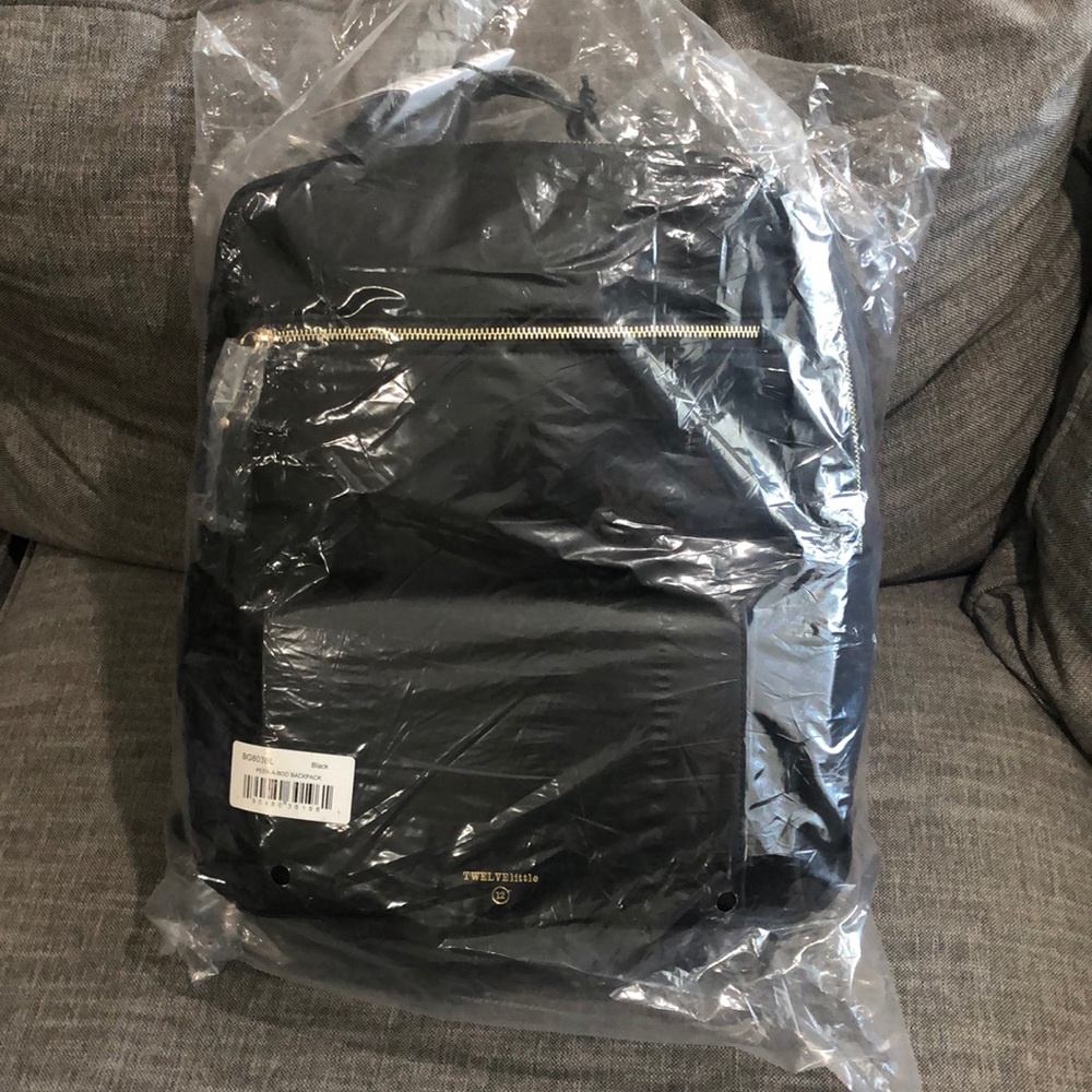 TWELVElittle Peek-a-boo Backpack